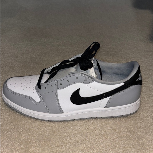 Air Jordan 1 Retro Low OG “Barons” Sneaker - Picture 9 of 10